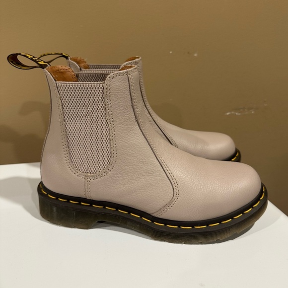 DR.MARTENS 2976 WOMEN'S LEATHER CHELSEA BOOTS in VINTAGE TAUPE — Virginia - Picture 4 of 7